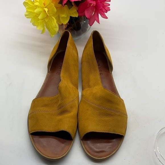1.State Celvin Mustard Colored Leather Peep Toe Flat Sandals size 10. MCS0702D - Picture 1 of 7